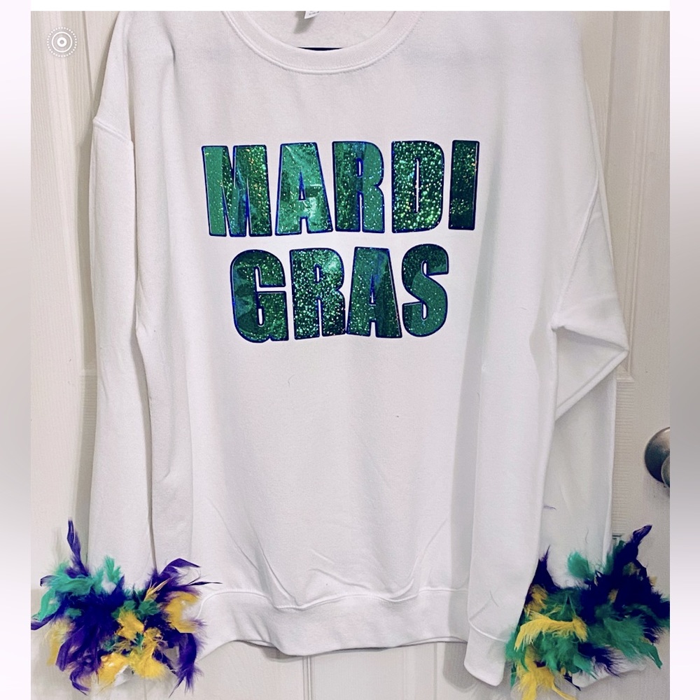 Super cute sweat shirt . Feathers come off or on